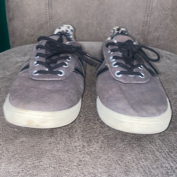 Vans - Picture 2 of 8